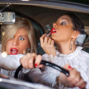 卑诗出重拳整顿分心驾驶 打手机看微信化妆要罚368元扣4分！