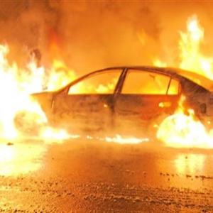 蒙特利尔市示威演变成暴力事件 烧汽车砸警察局